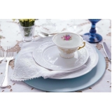 aluguel de sousplat em cobre para jantar temático Embu Guaçú