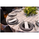 aluguel de sousplat em cristal para festa de debutante Jardim Bonfiglioli