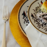 locação de sousplat em cobre para jantar temático Brás