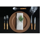 locação de sousplat rústico para jantar de noivado São José dos Campos