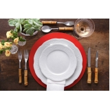 locação de sousplat para jantar de casamento
