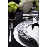 onde encontro locação de sousplat para jantar temático Jardins