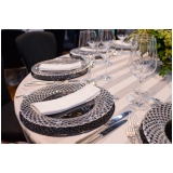 sousplat em cristal para festa de debutante preço Parque São Rafael